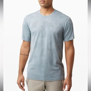Lululemon Mens Metal Vent Breathe Short Sleeve Large Shirt - Grey/White Camo